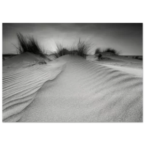 Zwart-wit foto van het strand bij de Kwade Hoek met door wind gevormde lijnen in het zand en een laag cameraperspectief.